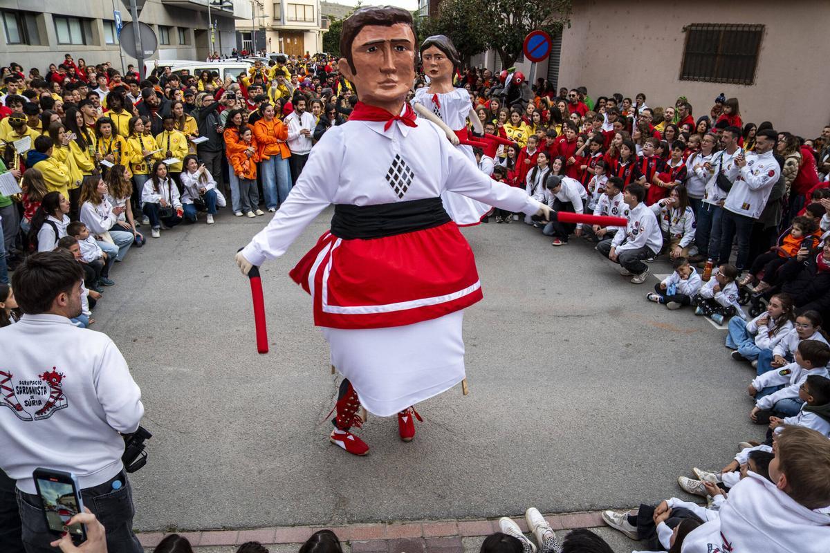 Imatges de l'estrena dels nous gegantons de l'Agrupació Sardanista de Súria, el Miquel i la Maria