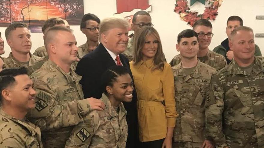 Donald Trump y Melania, con las tropas estadounidenses en Irak.
