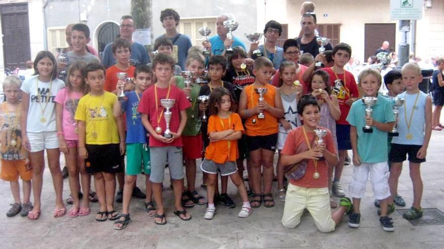 Los ganadores del torneo escolar con los premios.