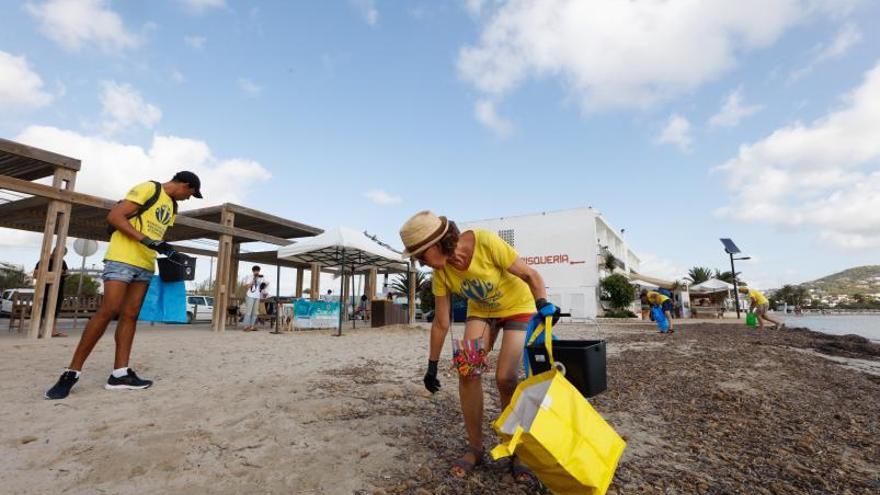 Dos voluntarios en la playa de Talamanca.  | J.A.RIERA 