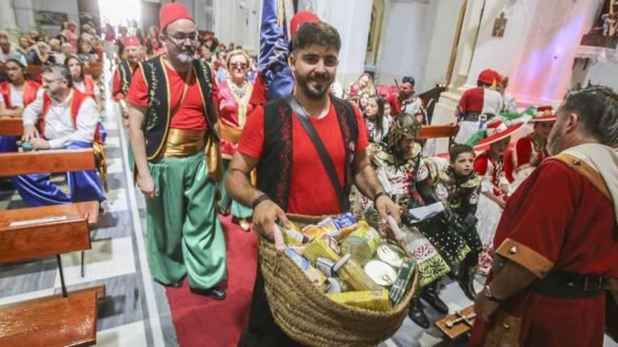 Las comparsas cumplieron con la tradición de llevar flores al patrón, a lo que añadieron alimentos, durante la mañana de ayer.