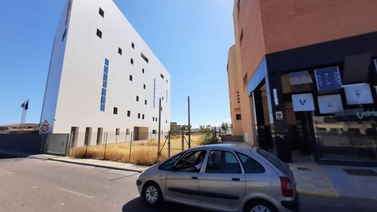 El solar de la imagen es el que ofrece el Ayuntamiento de Vila-real a la Conselleria de Educación para construir el inmueble para la Escuela Oficial de Idiomas.