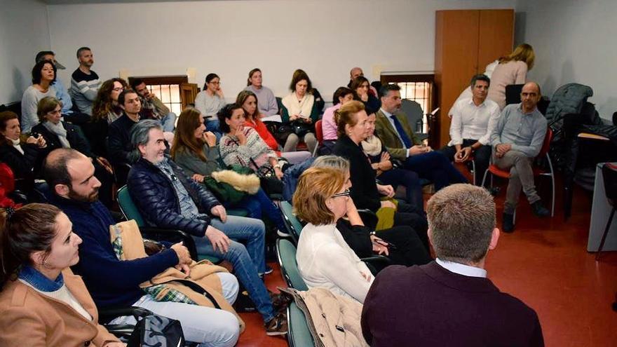 Profesores escuchan los avances en el proyecto y las obras de urgencia a realizar en el edificio.