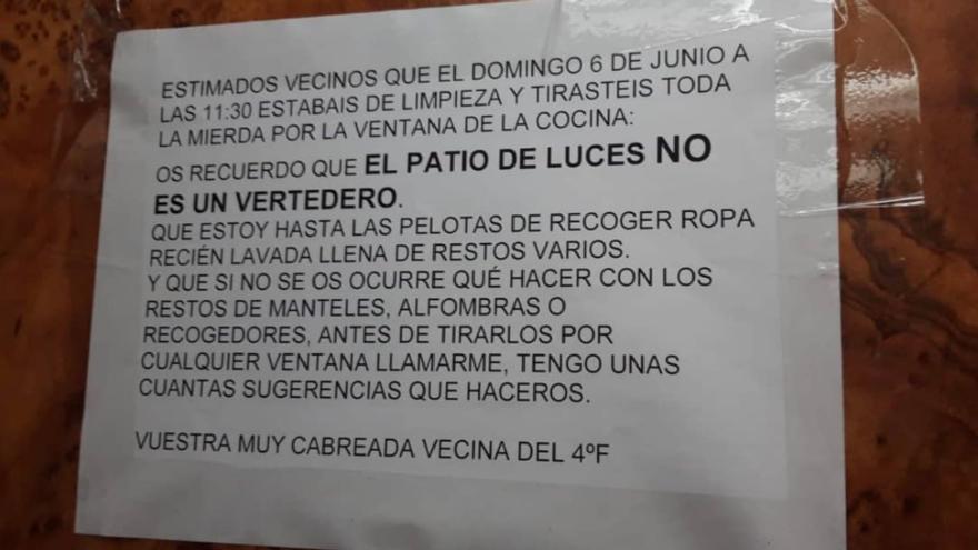 Un lío de vecinos de los buenos: &quot;El patio de luces no es un vertedero&quot;