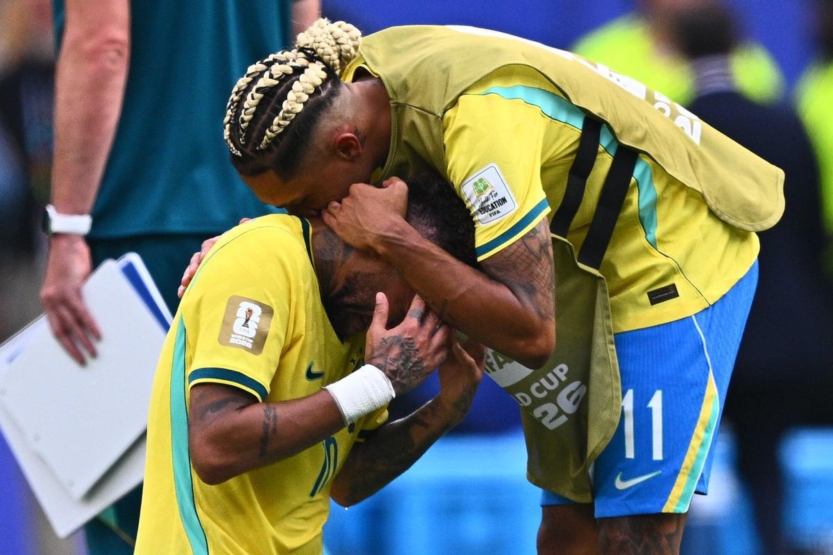 05 July 2026, US, East Rutherford: Brazil's Neymar (L) is consoled by Raphinha after the match during the 2026 FIFA World Cup Round of 16 knockout match between Brazil and Norway at New York-New Jersey Stadium. Photo: Tom Weller/dpa 05/07/2026 ONLY FOR USE IN SPAIN