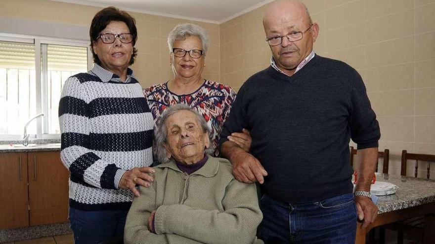 Concha y sus hijos Sofía, Fidelina y Magín, ayer, en el domicilio familiar de Mazarelos. // Bernabé/Javier Lalín