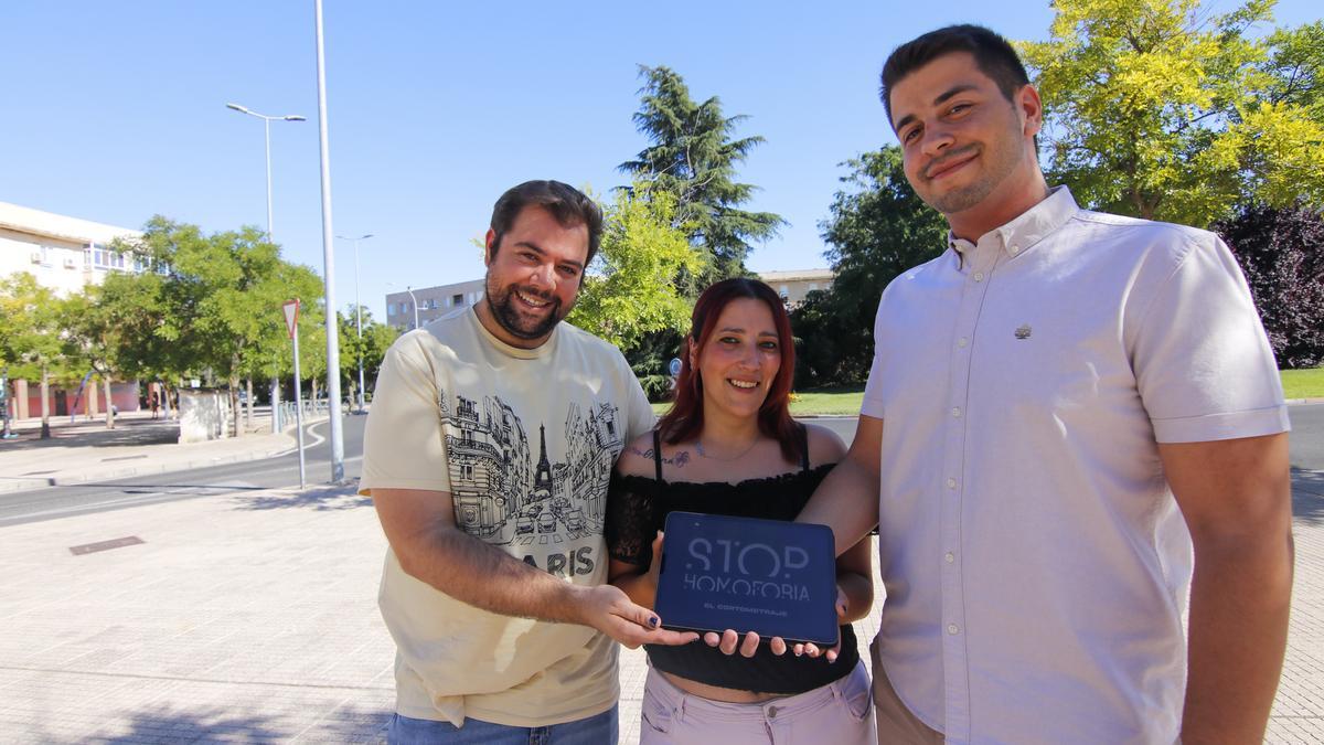 Manuel Curiel, Marta Maestre e Ignacio Polo, miembros del cortometraje ‘Stop Homofobia’, ayer.