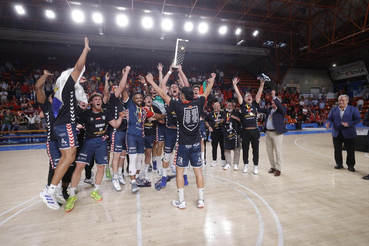 Los jugadores levantan el trofeo.