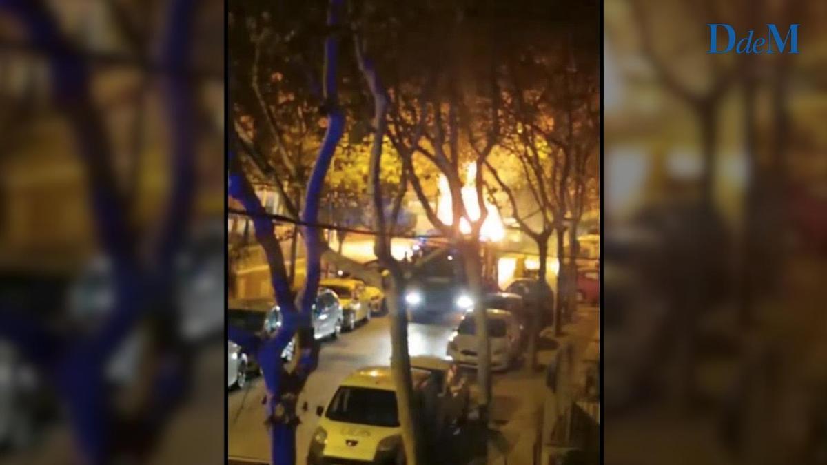 Cuatro incendios intencionados destruyen contenedores y coches en el Coll d'en Rebassa