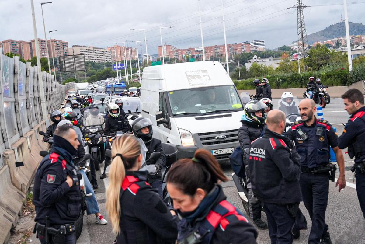 Manifestación de los trabajadores del metal en la B-20, a la altura de Cornellà