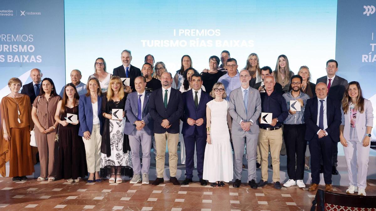 El presidente de la Diputación, Luis López, con los premiados y otros responsables políticos.