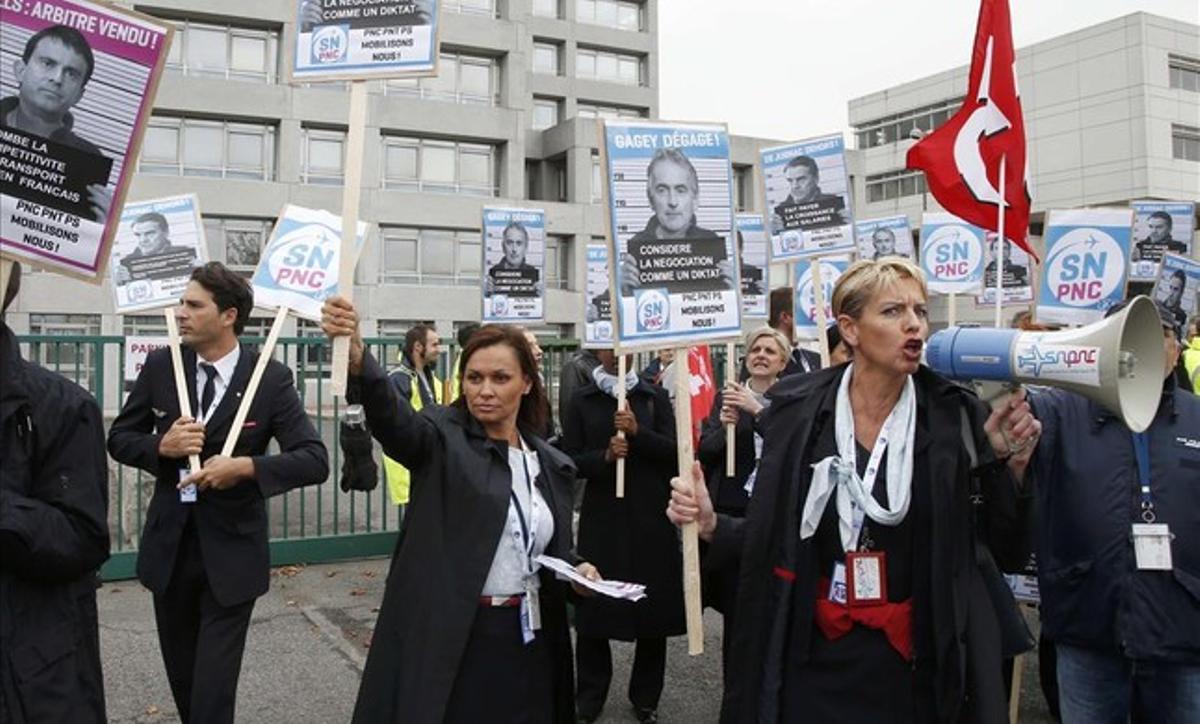 Empleados de Air France en huelga se manifiestan ante las oficinas centrales de la compañía en el aeropuerto Charles de Gaulle de París.