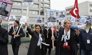 Treballadors d’Air France en vaga es manifesten davant les oficines centrals de la companyia a l’aeroport Charles de Gaulle de París.