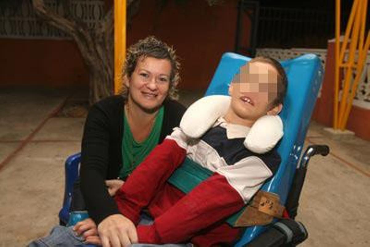 Carmelo Alventosa, junto a su madre, Toñi Calatayud, en la casa de su abuela en l´Alcúdia.