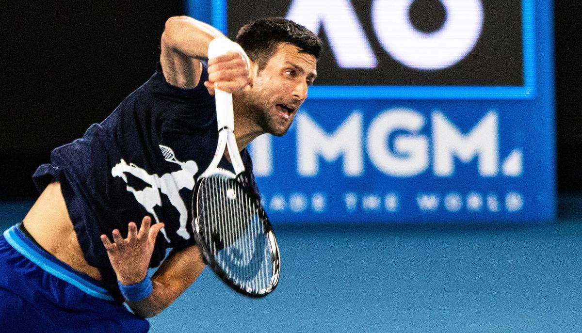 djokNovak Djokovic durante el entrenamiento de hoy, 14 de enero de 2022, antes del torneo de tenis Abierto de Australia en Melbourne.ovic_02.JPG