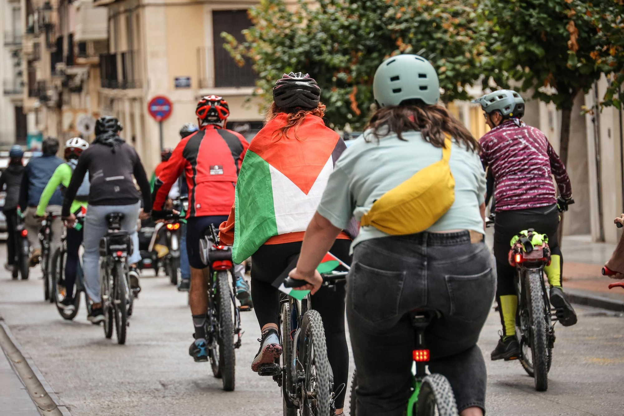 Alcoy se moviliza bajo la lluvia: concentración y marcha ciclista en apoyo al pueblo palestino