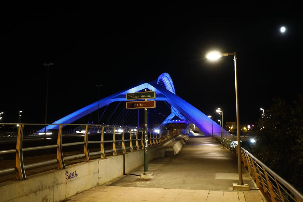 En imágenes | El puente del Tercer Milenio estrena iluminación
