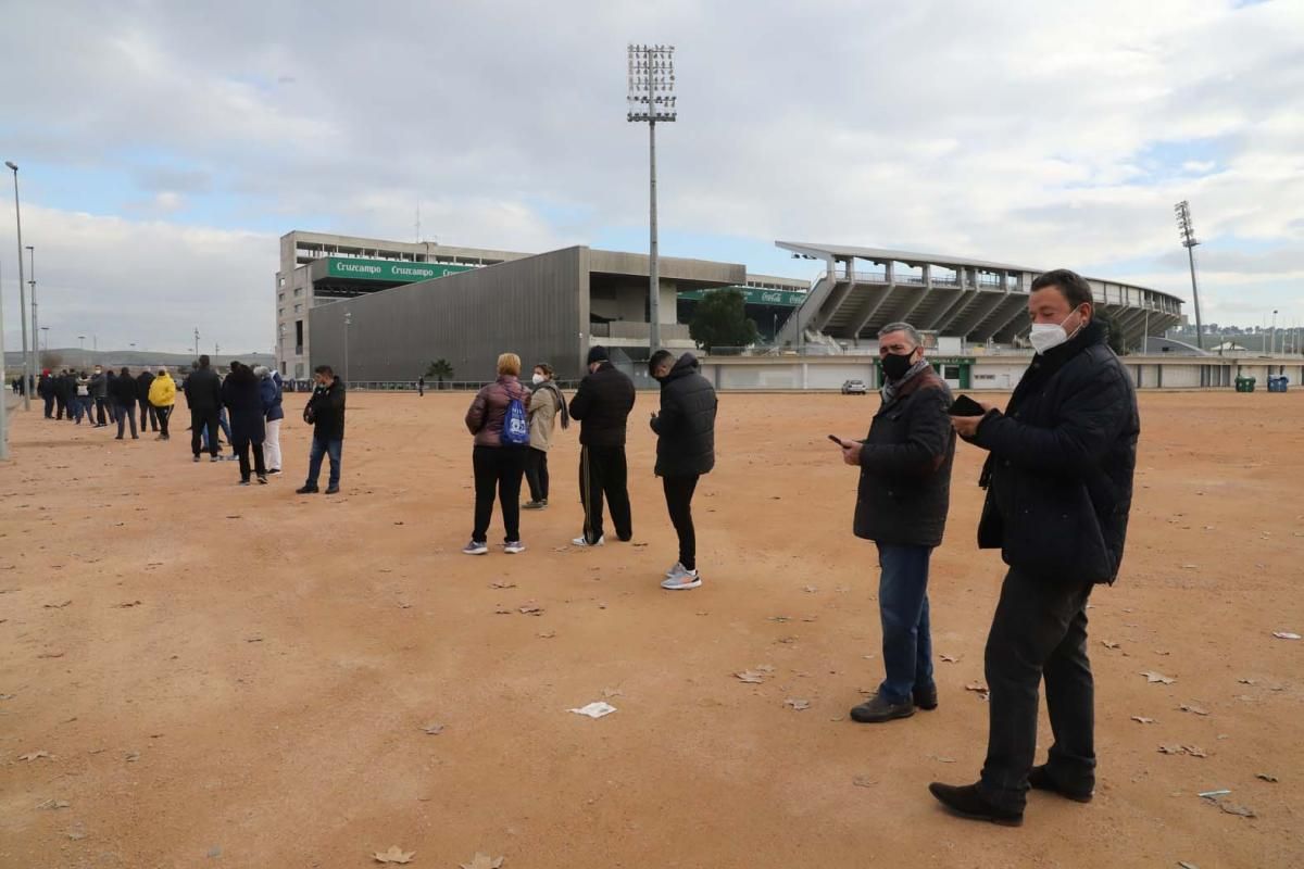 Colas en el estadio de El Arcángel para retirar las entradas del Córdoba CF-Getafe