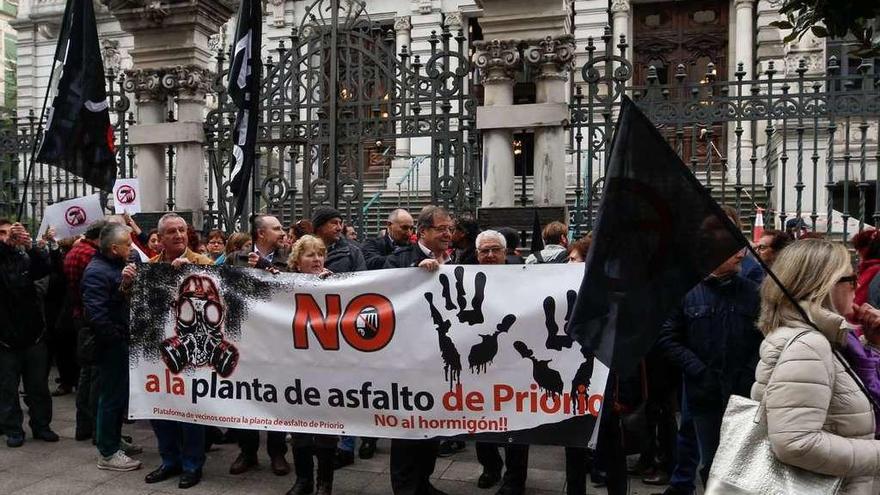 Protestas contra la planta de asfalto de Priorio, ante la Junta General.