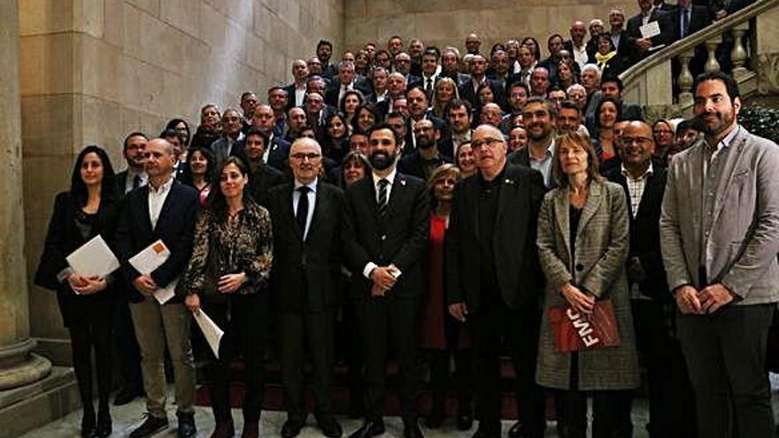 Fotografia de grup de les autoritats, alcaldes i entitats que ahir van signar el pacte al Parlament.