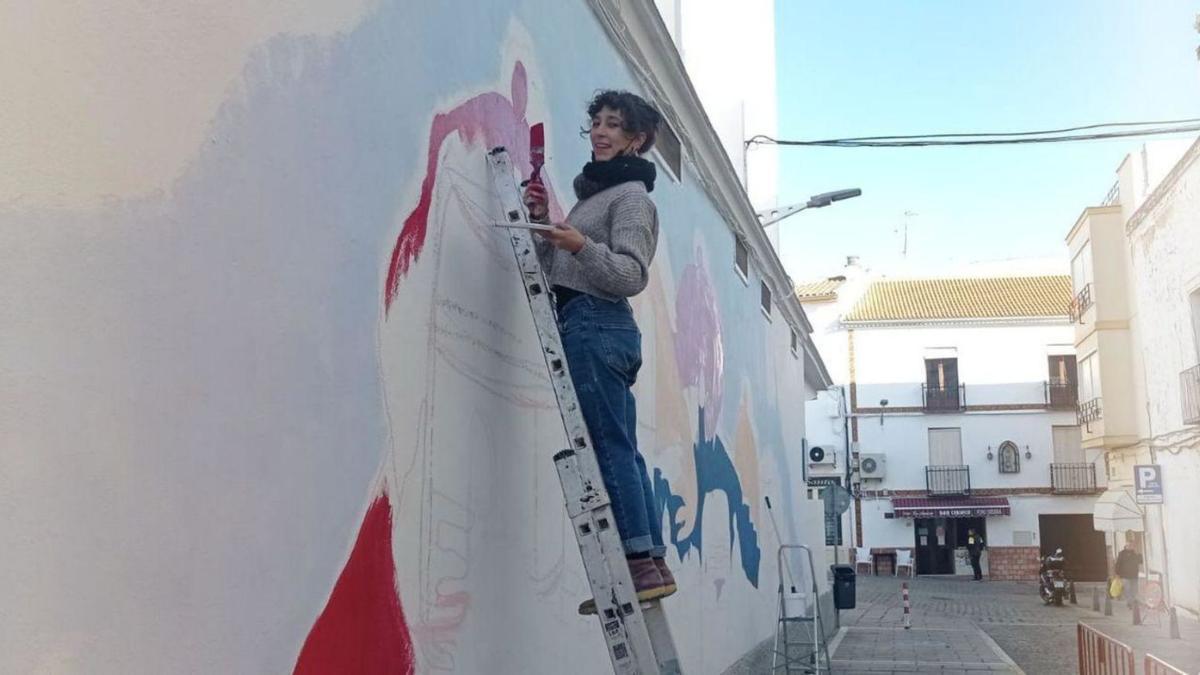 La artista burgalesa Kris Marand, en pleno proceso creativo en Montilla