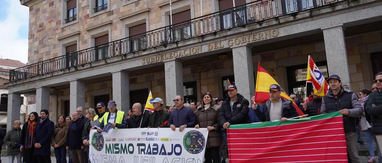 Protesta de policías nacionales y guardias civiles en la Subdelegación del Gobierno en Zamora