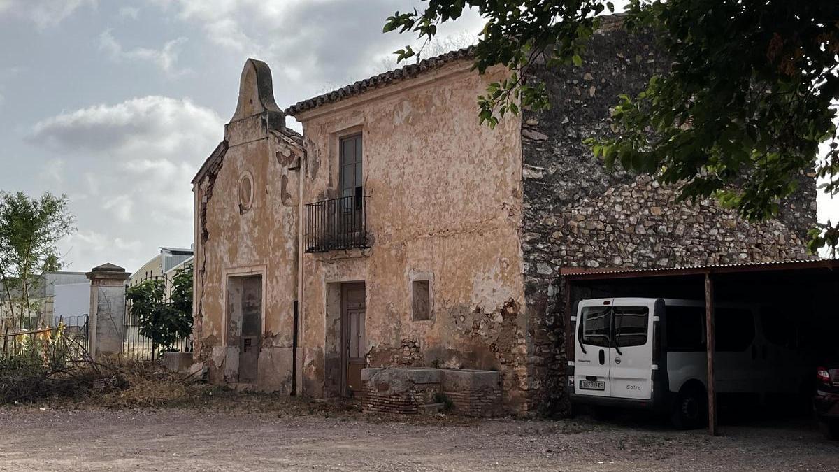 Estado actual en el que se encuentra la ermita del Calvari de Nules y su edificio anexo.