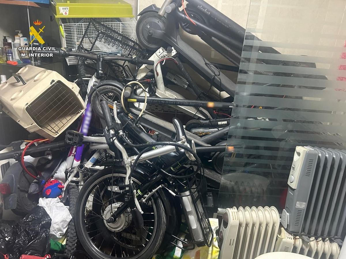 Bicis y patinetes amontonados en la viviendas del detenido como autor de los robos