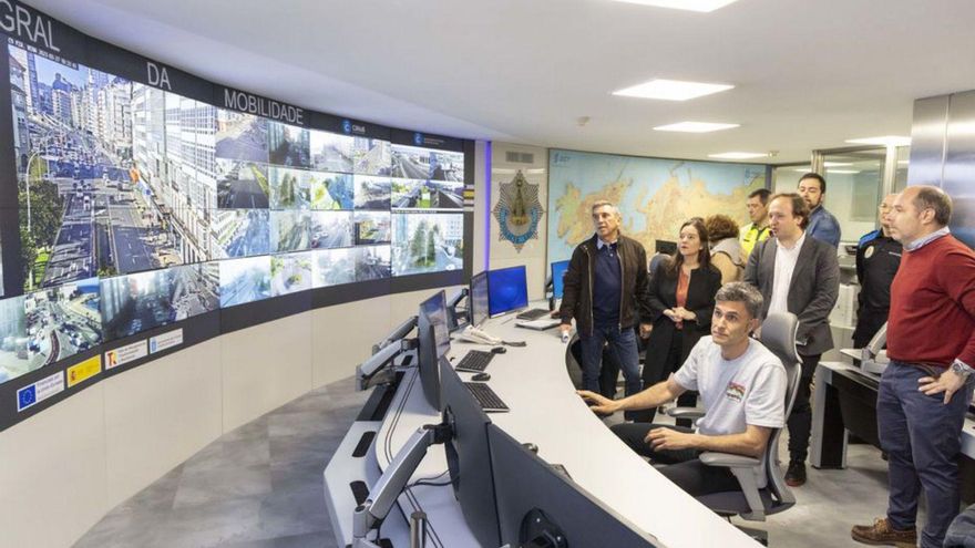 Inés Rey visita el Centro Integral da Mobilidade, ayer. |  // L.O.