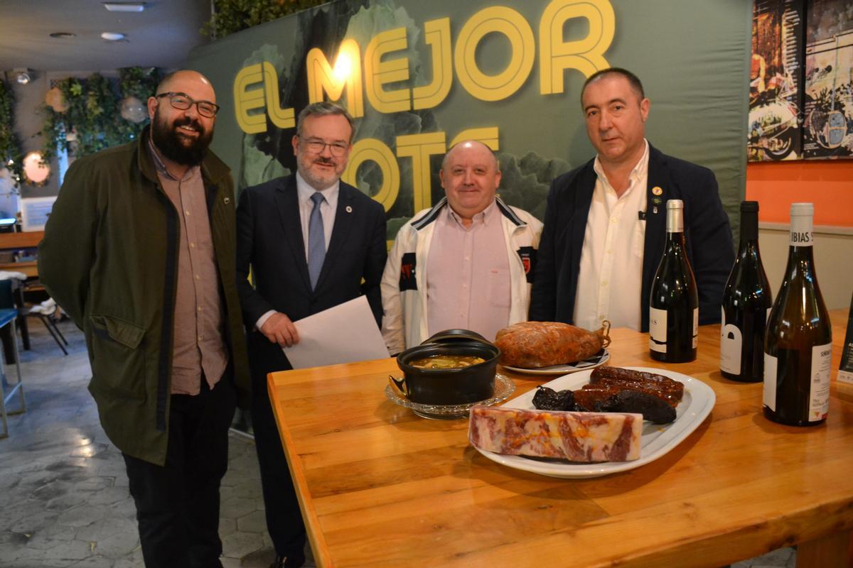 Por la izquierda Miguel Llano, Alfredo Quintana, Alfredo Santamaría y José Manuel Álvarez, ayer en el restaurante Doña Concha, en Oviedo, durante la presentación de los 16 restaurantes finalistas