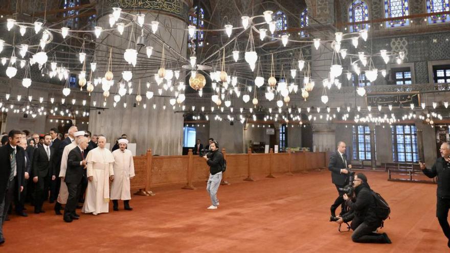 El papa y su séquito en la Mezquita Azul de Estambul. |  Efe