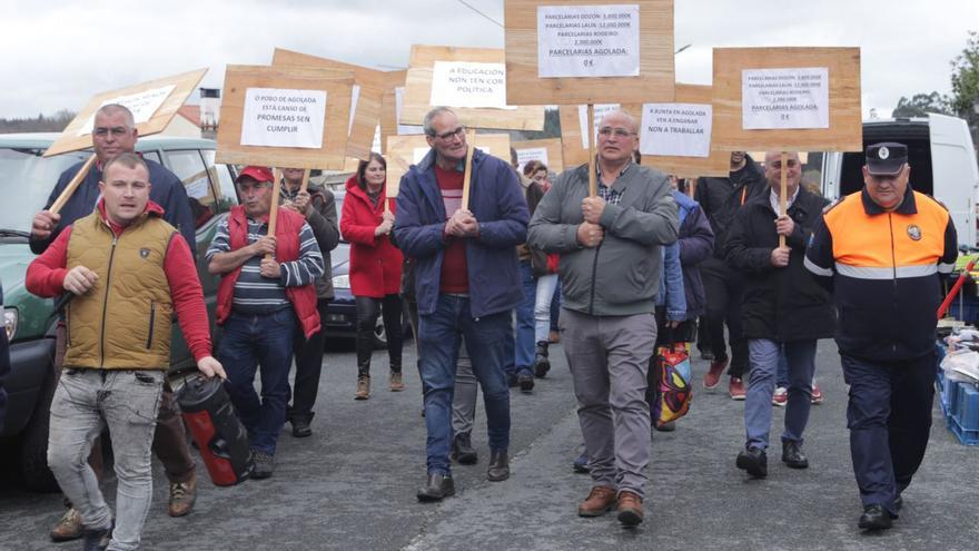 El alcalde, Luis Calvo, encabezó la manifestación por el centro del casco urbano. |   // BERNABÉ/ÁNGEL VIDAL