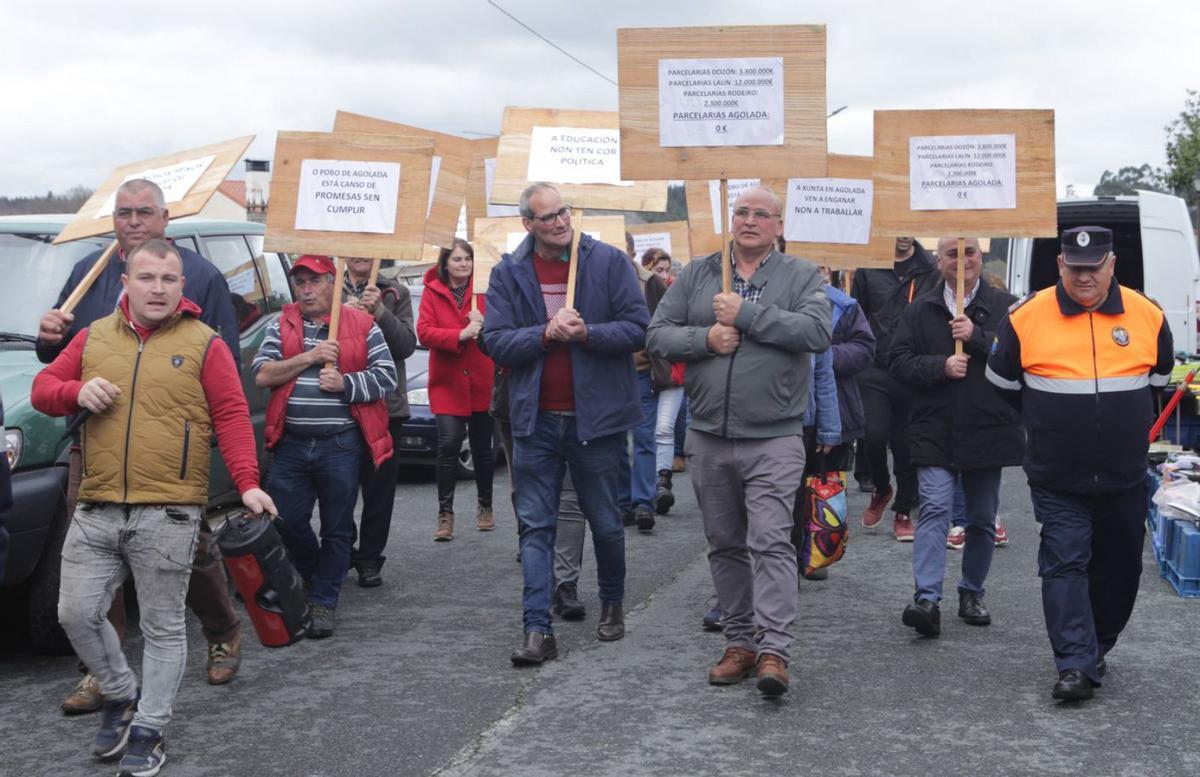 El alcalde, Luis Calvo, encabezó la manifestación por el centro del casco urbano. |   // BERNABÉ/ÁNGEL VIDAL