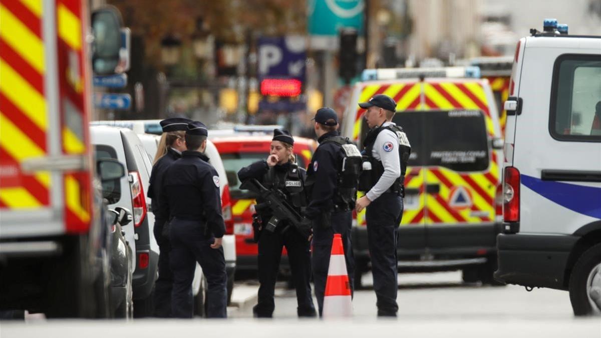 Policías franceses, ante la Prefectura de policía en París, este jueves.