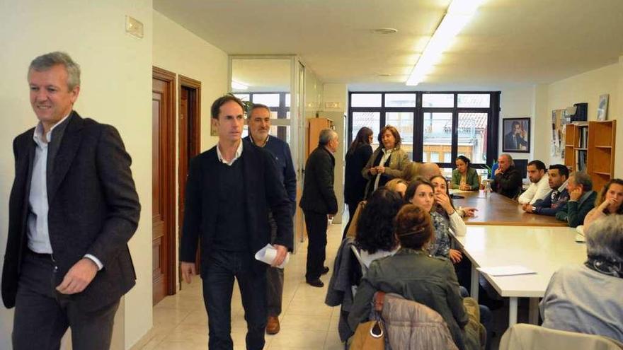 Rueda, Fole y Cores Tourís, tras reunirse conb la ejecutiva local en la sede del PP. // Iñaki Abella