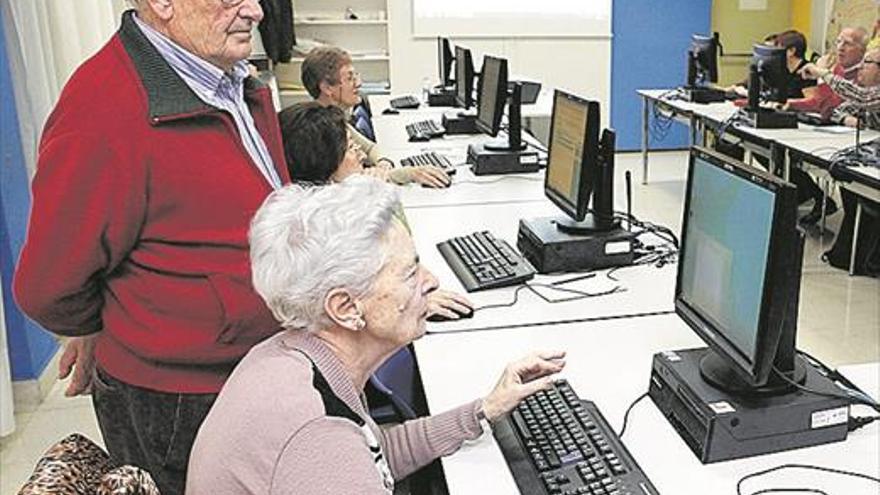 Castelló ‘conecta’ a 1.500 mayores a talleres virtuales