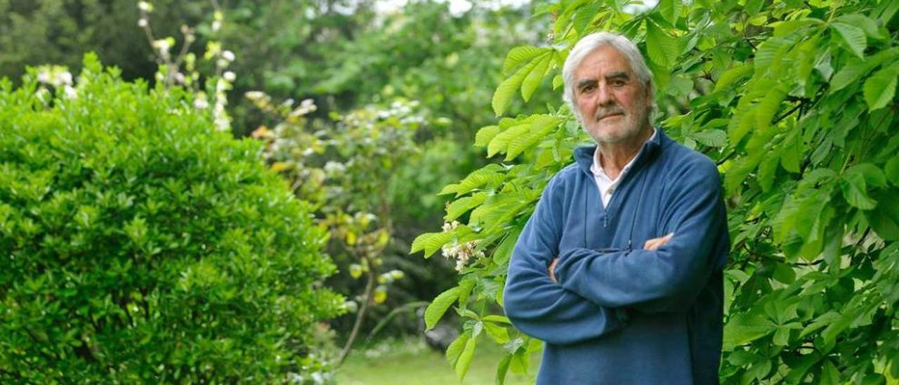 Enrique Pascual Jarero, en el jardín de su casa de Meres (Siero).