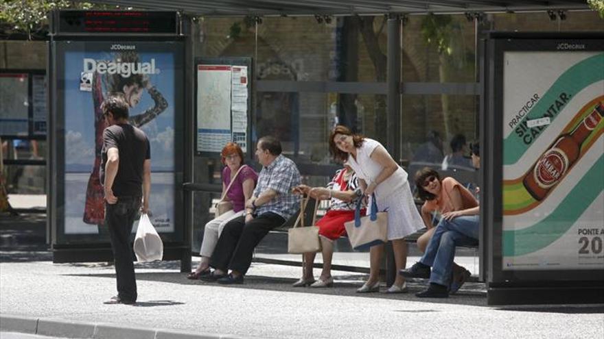 El tranvía y el bus alargan sus frecuencias durante el verano