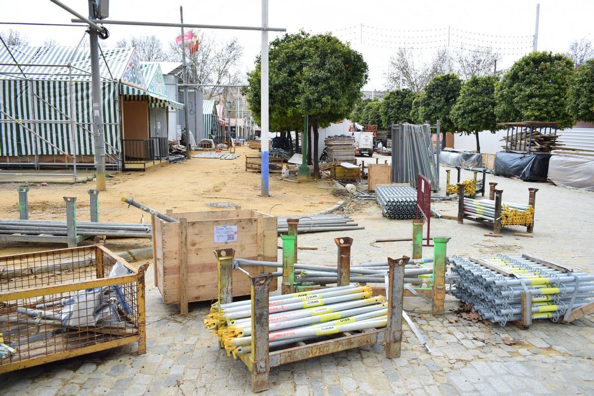 Montaje de casetas en el Recinto Ferial de Sevilla aprovechando los días sin lluvia en Marzo.