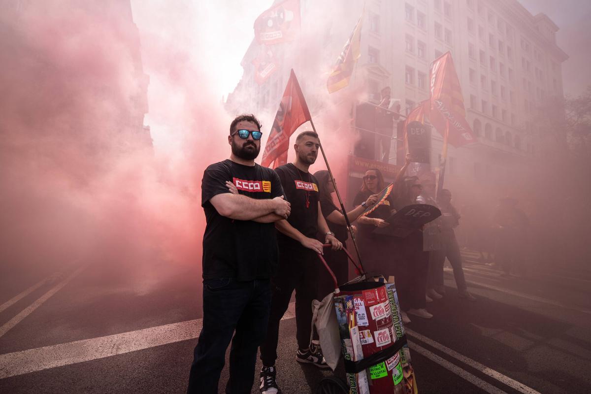 Protesta frente a la sede de la patronal Foment del Treball, durante la marcha del Primero de Mayo.