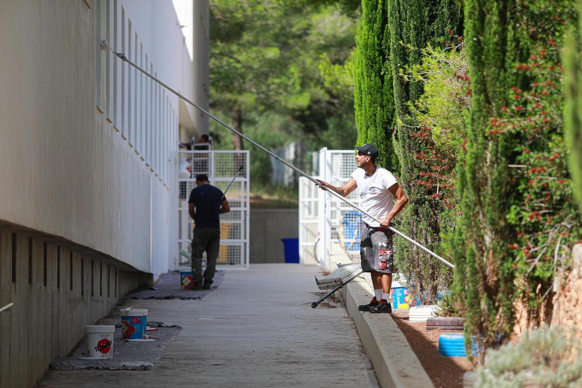 Imagen de archivo de obreros trabajando en una escuela de Ibiza