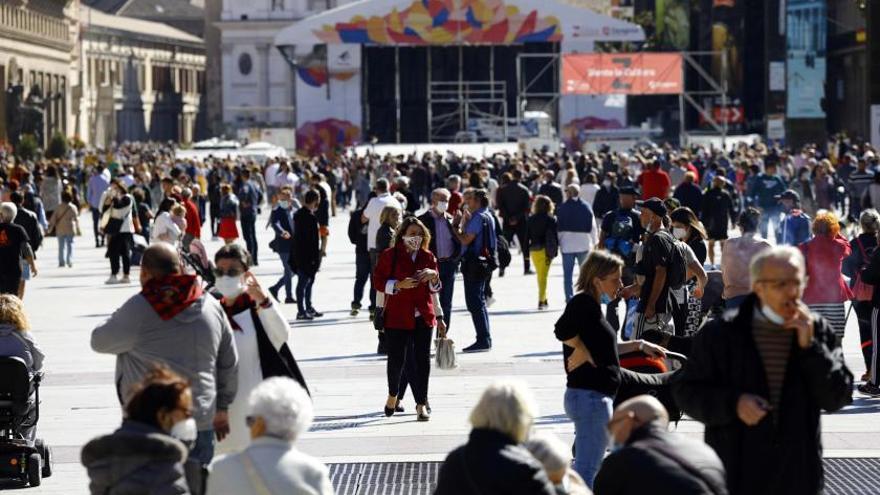 Ambiente festivo en la plaza del Pilar, durante las fiestas.