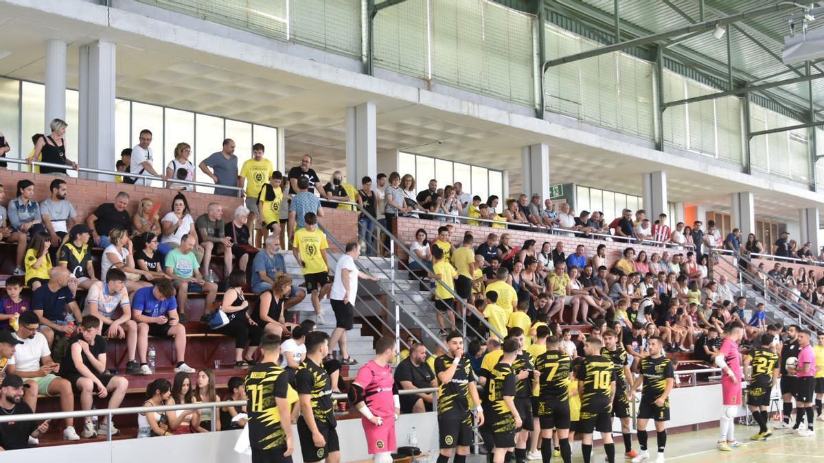 Interior del pavelló de Sant Joan de Vilatorrada durant la disputa d'un partit