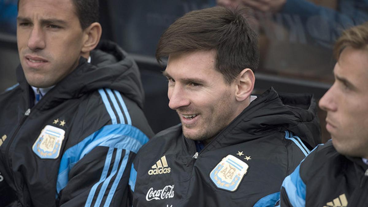 Messi, sentado en el banquillo, durante el partido amistoso entre Argentina y El Salvador disputado en Washington
