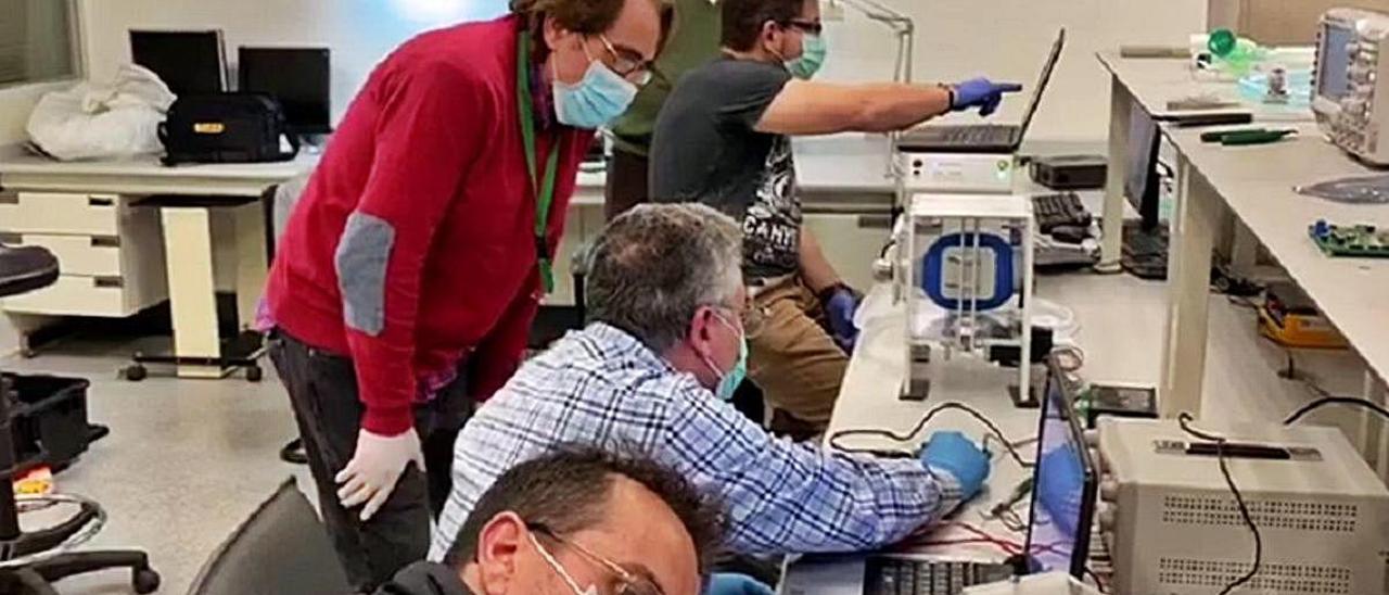 Personal de la UPV trtabajando en el proyecto del ventilador mecánico para hospitales.