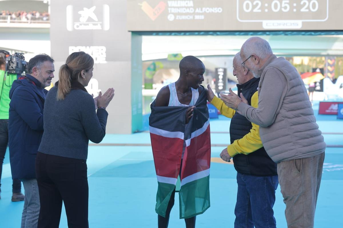 María José Catalá, junto a Juan Roig, Paco Borao y José Díez, felicitando al ganador.