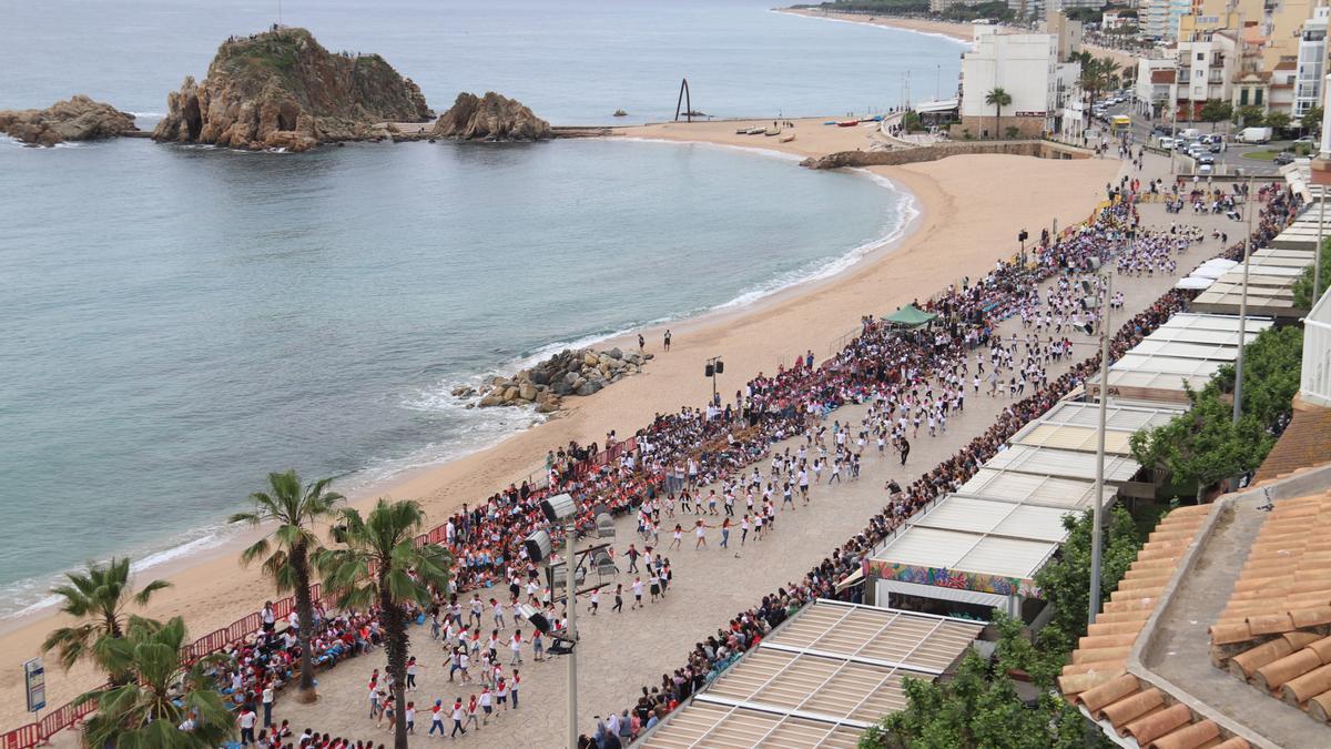 Uns 1.800 alumnes es reuneixen al passeig marítim de Blanes per ballar danses tradicionals