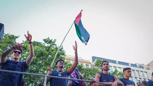Así ondeaba Lamine la bandera de Palestina