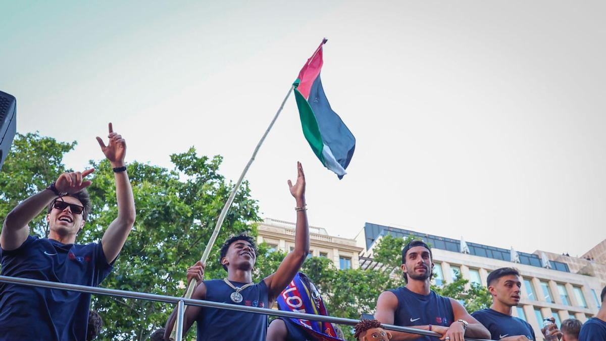 Así ondeaba Lamine la bandera de Palestina