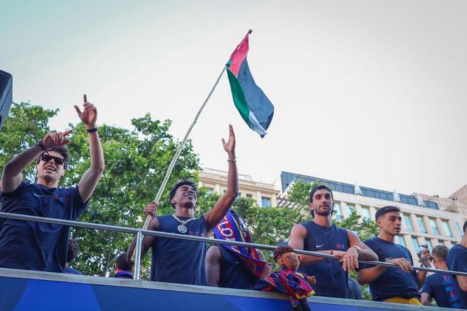 Israel acusa a Lamine Yamal de "incitar y fomentar el odio" por ondear una bandera palestina en la rúa del Barça